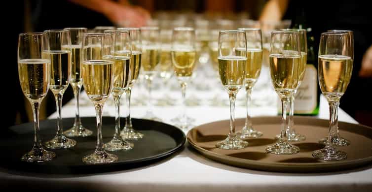 Budapest: By Night Sightseeing Cruise with Welcome Drink photo 3