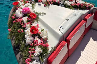 Ab Cannes: Private Bootsfahrt auf einem romantischen, mit Blumen geschmückten Boot