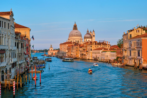 Wenecja: Wspólna gondola przez zapierający dech w piersiach Most WestchnieńWspólna gondola o zachodzie słońca przez zapierający dech w piersiach Most Westchnień