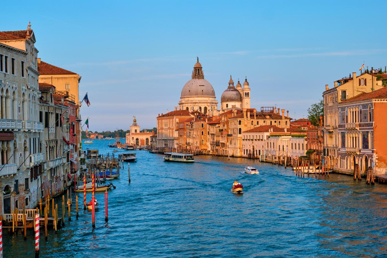 Wenecja: Wspólna gondola przez zapierający dech w piersiach Most WestchnieńWspólna gondola o zachodzie słońca przez zapierający dech w piersiach Most Westchnień