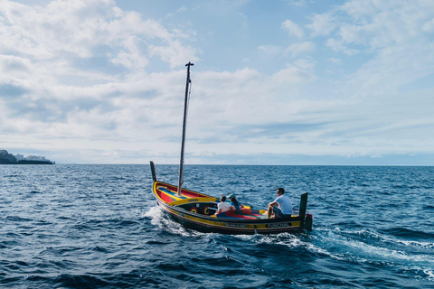 Câmara de Lobos: Unvergesslicher Sonnenuntergang auf einem typischen Xavelha-BootCâmara de Lobos: Unvergesslicher Sonnenuntergang auf einem typischen Boot namens Xavelha