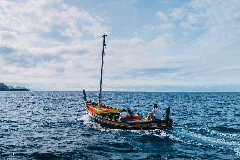 Câmara de Lobos: Unvergesslicher Sonnenuntergang auf einem typischen Xavelha-BootCâmara de Lobos: Unvergesslicher Sonnenuntergang auf einem typischen Boot namens Xavelha