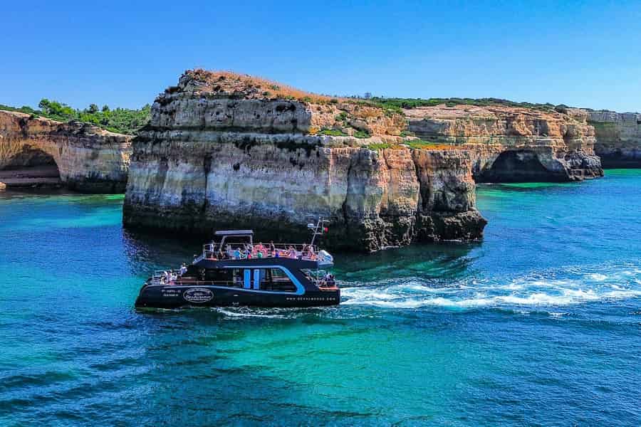 Albufeira: Küstenlinie und Benagil-Höhlen Tour mit dem Katamaran. Foto: GetYourGuide