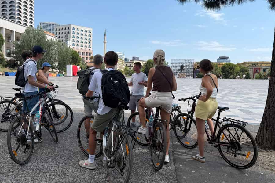 Tirana: Fahrradtour zu den Highlights der Stadt, zum Grand Park und zum See. Foto: GetYourGuide Tirana: Fahrradtour zu den Highlights der Stadt, zum Grand Park und zum See. Foto: GetYourGuide