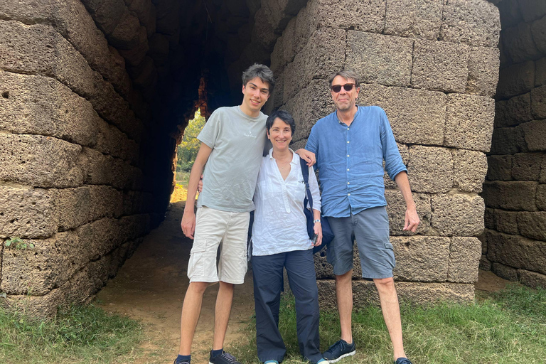 Phnom Pehn - Oudong Mountain & Siem Reap Taxi Transfer