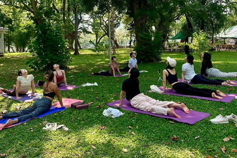 Bangkok: Ochtendyoga voor alle niveaus in Lumphini ParkBangkok: Yoga voor alle niveaus in het Lumphini Park