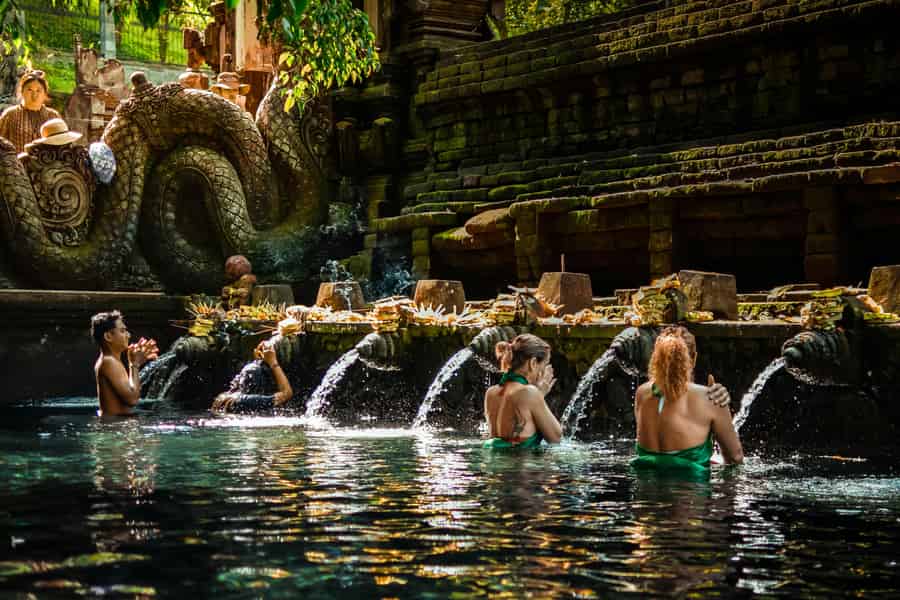 Bali: Reinigungsritual im Tirta-Empul-Tempel mit Guide. Foto: GetYourGuide Bali: Reinigungsritual im Tirta-Empul-Tempel mit Guide. Foto: GetYourGuide