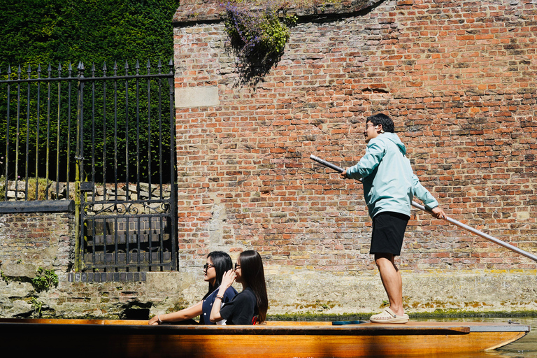 Chinese Punting Tour in Cambridge Chinese Punting Tour in Cambridge (Shared)