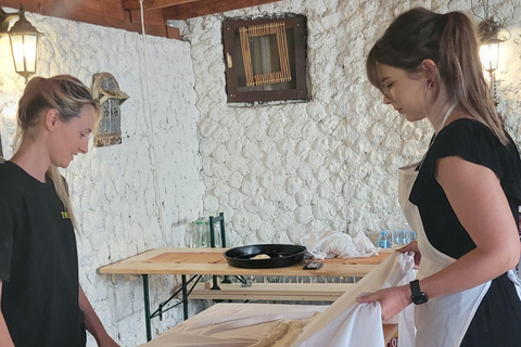 Cours de cuisine traditionnelle bosniaque à MostarCours de maître sur les bureks : Rouler, remplir, cuire