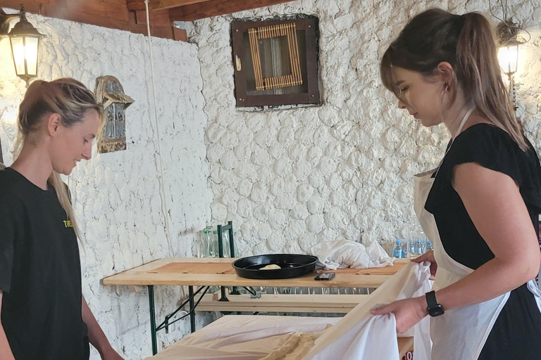 Cours de cuisine traditionnelle bosniaque à MostarCours de maître sur les bureks : Rouler, remplir, cuire