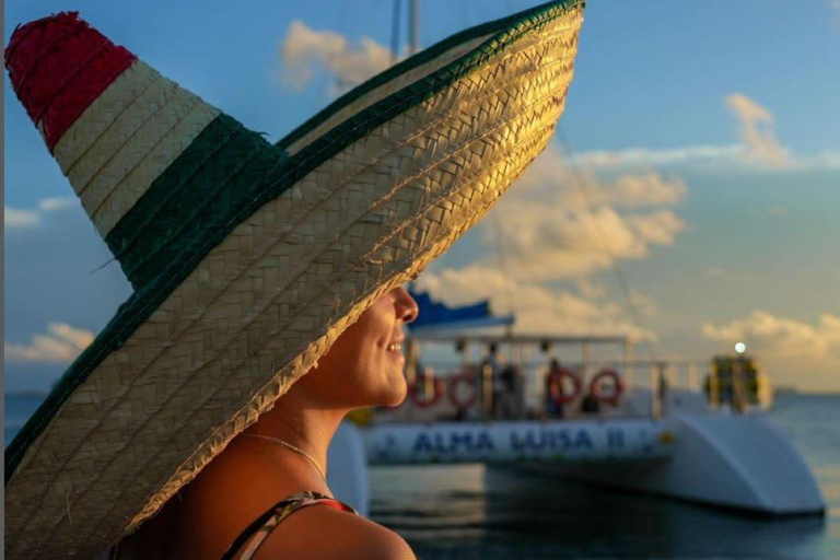 Von Cancún aus: Isla Mujeres Katamaran-Kreuzfahrt bei Sonnenuntergang