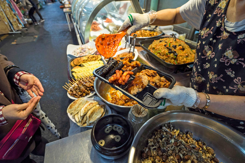 Seúl: Visita al Palacio de Gyeongbokgung y Comida en el Mercado Auténtico