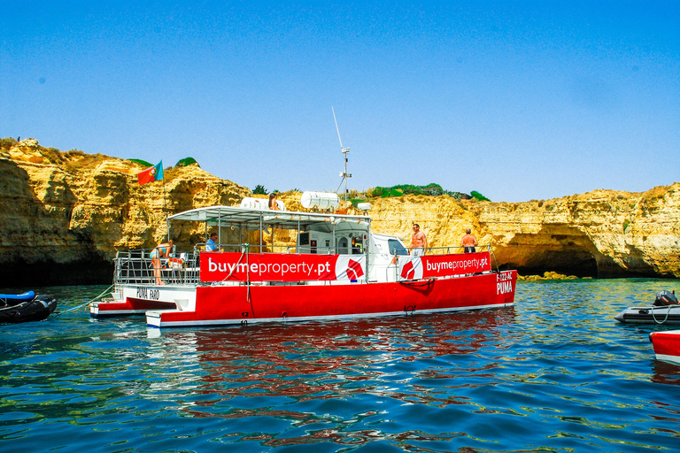 Quarteira: Passeio de Barco na Gruta de Benagil com Churrasco na Praia e Caiaque