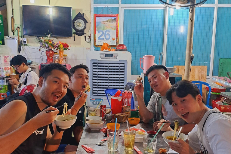 Ho Chi Minh City: Tour gastronomico in scooter con undici degustazioniTour per piccoli gruppi con trasferimento in hotel