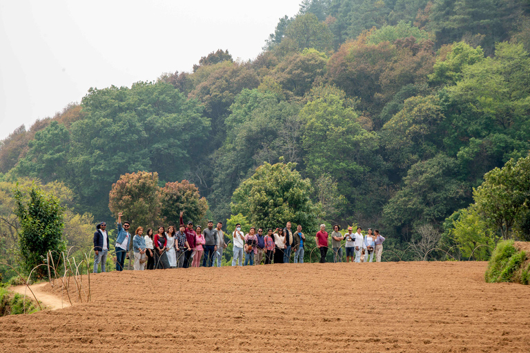 Katmandú: excursión de un día a Chitlang, cata de vinos y breve caminataÚnete (grupo de 2 o más personas)