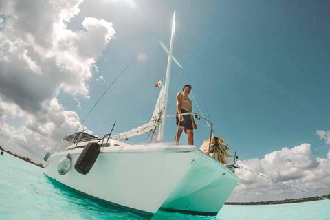 Festa de catamarã Isla Mujeres com bebidas e almoçoComeçando em Cancún