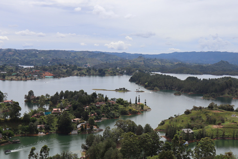 Tour Guatapé: Yate de lujo y escalada a la piedra del Peñol.