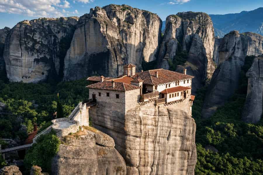 Athen: Tagestour zu den Meteora-Klöstern mit Höhlen und Mittagessen. Foto: GetYourGuide Athen: Tagestour zu den Meteora-Klöstern mit Höhlen und Mittagessen. Foto: GetYourGuide