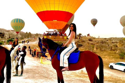 Randonnée à cheval au lever du soleil en CappadoceRandonnée à cheval au lever du soleil