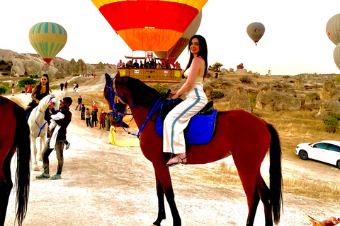 Randonnée à cheval au lever du soleil en CappadoceRandonnée à cheval au lever du soleil