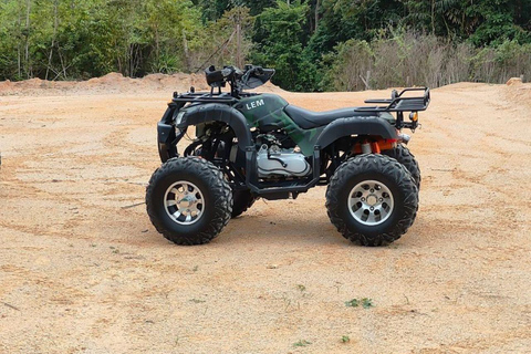 Langkawi:Paseo en quad por la ladera de Matchinchang