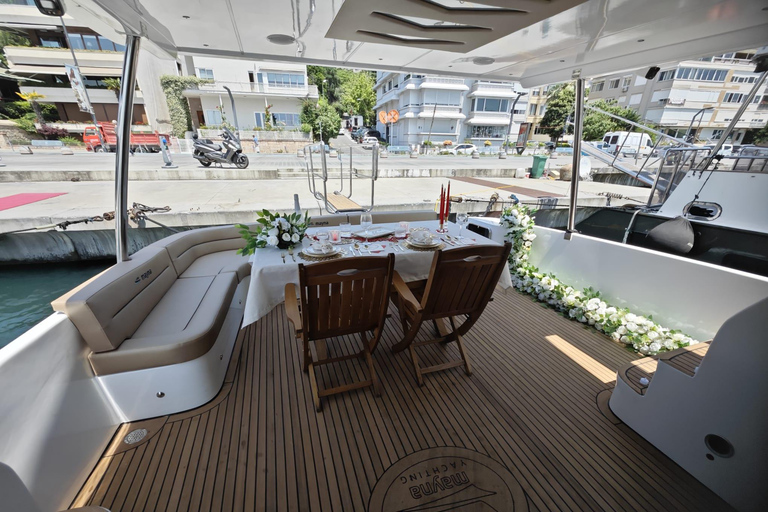 Istanbul: Private Bosporus-Yacht mit Tourguide und SnacksIstanbul: Private Bosphorus Yacht Tour mit Snacks