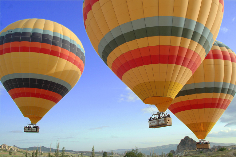 Kappadokien HotAirBalloon-flygning vid soluppgången i Fairychimneys