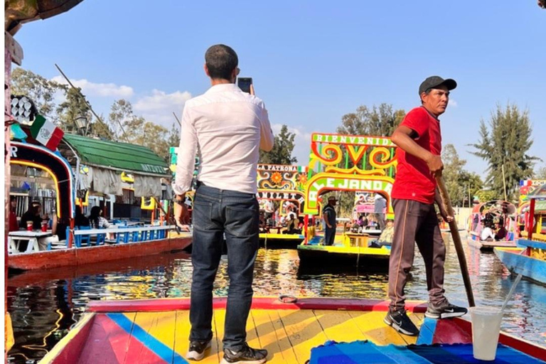 Musique et tequila à Xochimilco, visite de Coyoacán et CUMusique et Tequila à Xochimilco visite Coyoacán et CU
