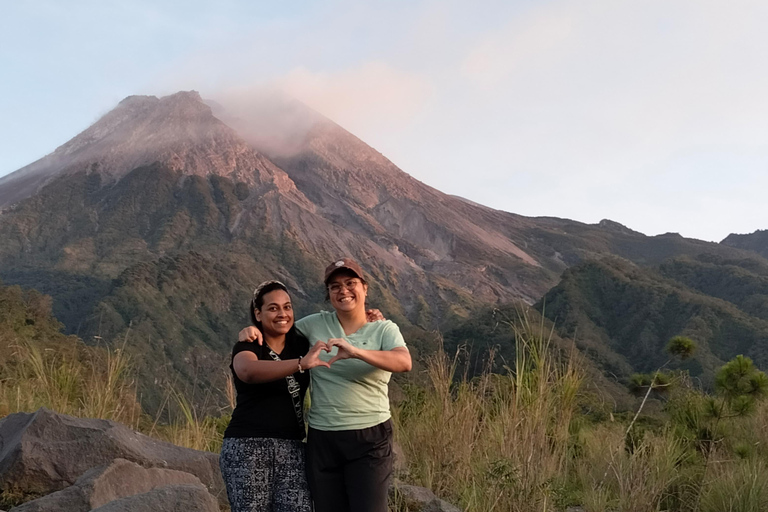 Yogyakarta: 3-godzinny Jeep z przewodnikiem na górę Merapi z odbiorem