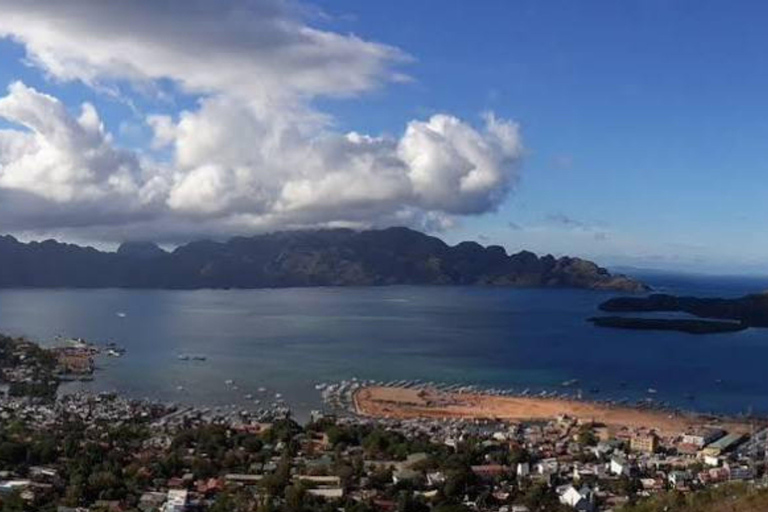 Coron: Guided Town Tour with Hot Springs and Snacks