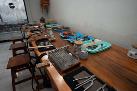 Fabrication de bijoux en argent près de la forêt des singes d&#039;Ubud