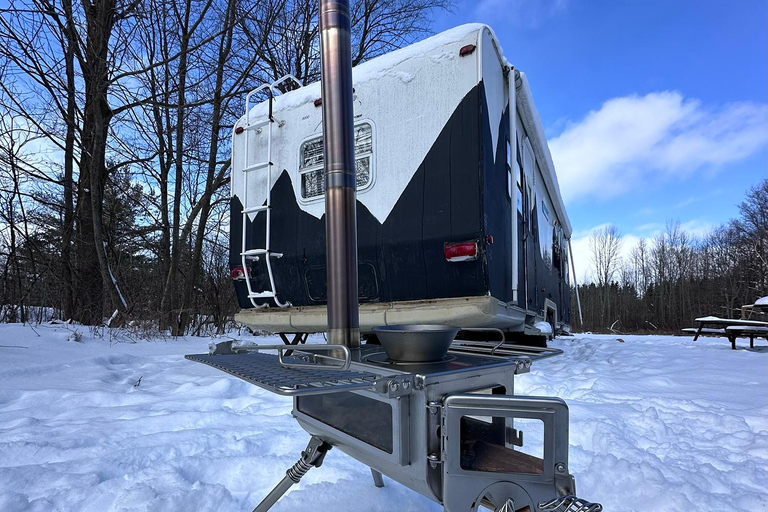 Camping d&#039;hiver de 2 jours avec aurores boréales en camping-car