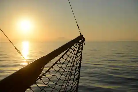 Croisière au coucher du soleil dans la baie de Saint-Georges depuis le port d'Hersonissos