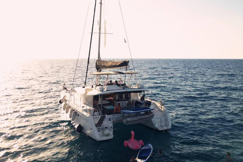 Kissamos: Romantyczny rejs katamaranem o zachodzie słońcaKissamos: Romantyczny rejs katamaranem o zachodzie słońca z transferem