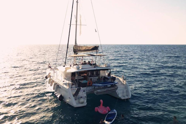 Kissamos: Romantyczny rejs katamaranem o zachodzie słońcaKissamos: Romantyczny rejs katamaranem o zachodzie słońca z transferem