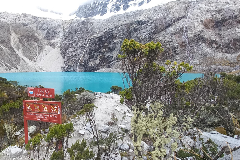Huaraz: Laguna 69 Guided Hike in Huascarán National Park