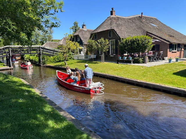 Giethoorn: excursión de ida y vuelta desde Ámsterdam con crucero guiado opcional.