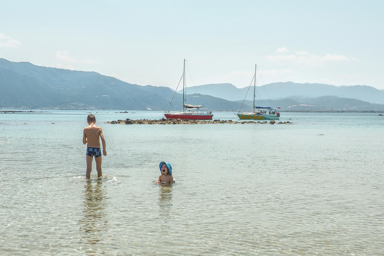 Athènes : excursion d&#039;une journée en bateau avec baignade et piscine thermaleAthènes : excursion d&#039;une journée en bateau vers les îles avec baignade