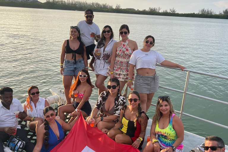 Montego Bay: Sunset Catamaran Cruise & Bioluminescent Lagoon