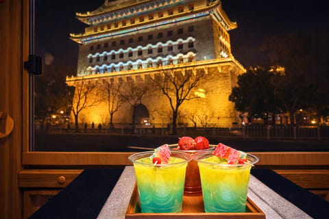 Beijing: Qianmen Night Tour with Sightseeing Bus & Cocktails