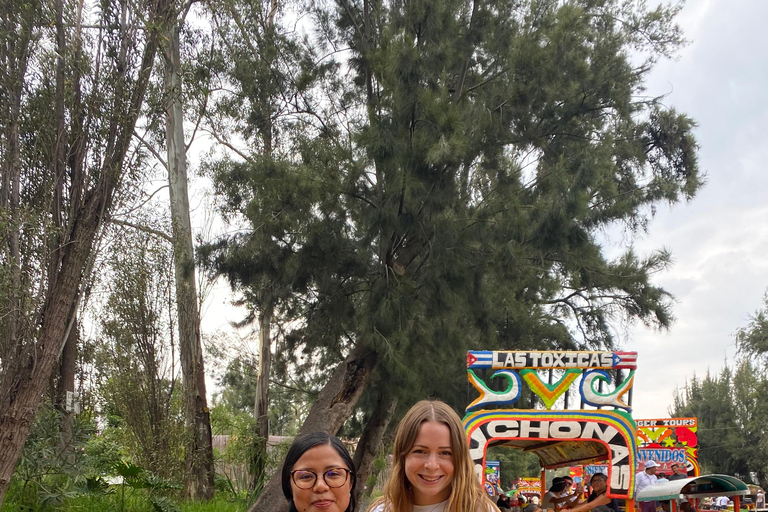 Xochimilco: Food and Trajinera Ride with Local Women