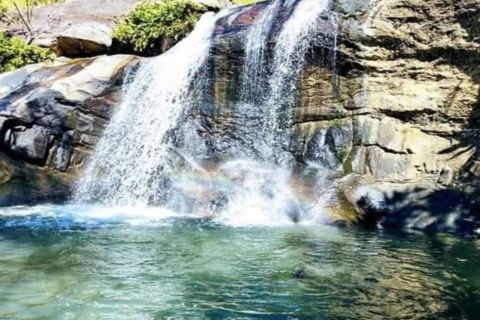 Diyaluma-waterval en natuurlijk zwembadbadDiyaluma-waterval en natuurlijk zwembadbad.