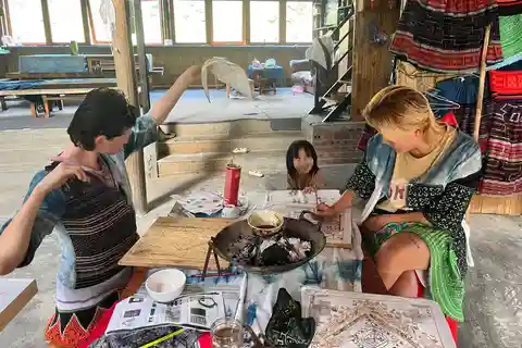 Excursión en Grupo al Taller de Bordado Tradicional Hmong de Sapa