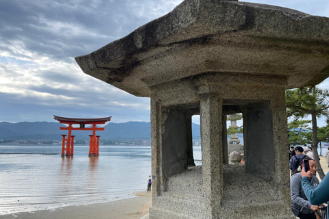 Hiroshima y Miyajima Satisfactorio Tour Privado de Gemas con Local 7h