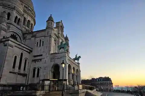 Montmartre przed tłumami: Wycieczka piesza i śniadanie
