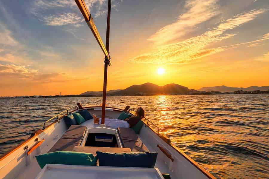 Mallorca, Alcúdia: Sonnenuntergang auf einem traditionellen Boot. Tapas- und Weinerlebnis. Foto: GetYourGuide Mallorca, Alcúdia: Sonnenuntergang auf einem traditionellen Boot. Tapas- und Weinerlebnis. Foto: GetYourGuide