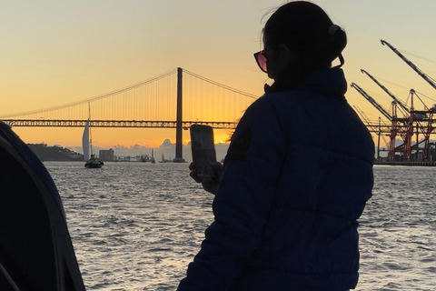 Lisboa:Sunset Sailing Tour at Tagus River with welcome drink