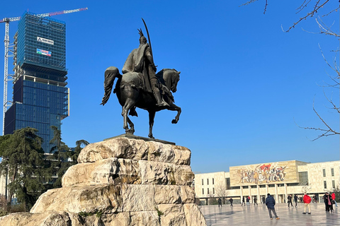 Tirana: Wycieczka piesza po atrakcjach historycznego centrum miasta