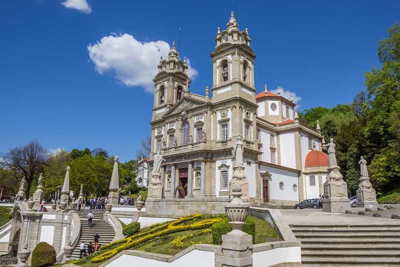 Porto: 1 day to Braga & Guimarães with lunch at a Vinho Verde estate