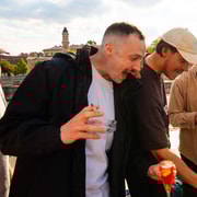 Budapest: Crociera turistica al tramonto con cocktail illimitati